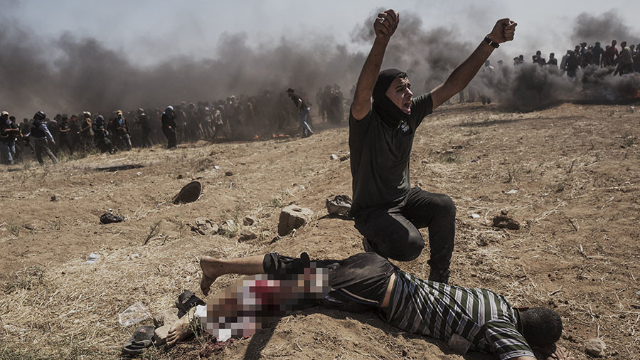 Un palestino herido por los disparos de los soldados israelíes en Gaza