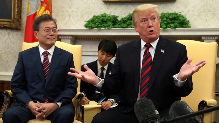 Moon-Jae in-a la izquierda-y Trump