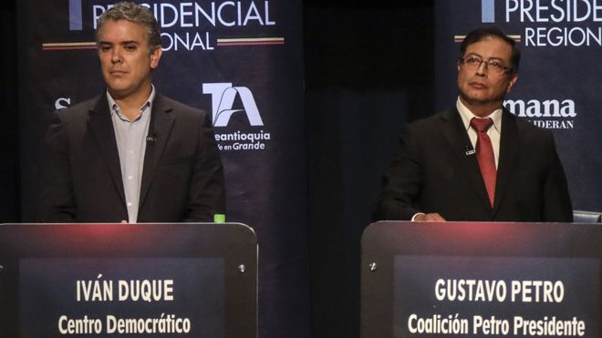 Duque-a la izquierda-y Petro, durante un debate electoral