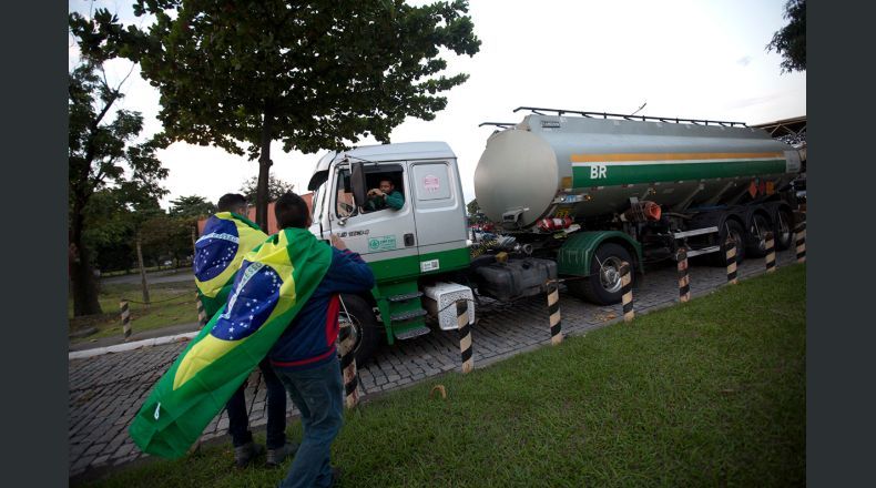 Sector petrolero entra en huelga y agrava la paralización en Brasil