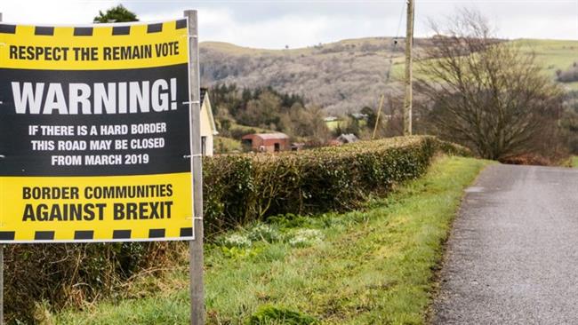 Un cartel en la zona fronteriza que dice "las comunidades fronterizas contra el brexit"