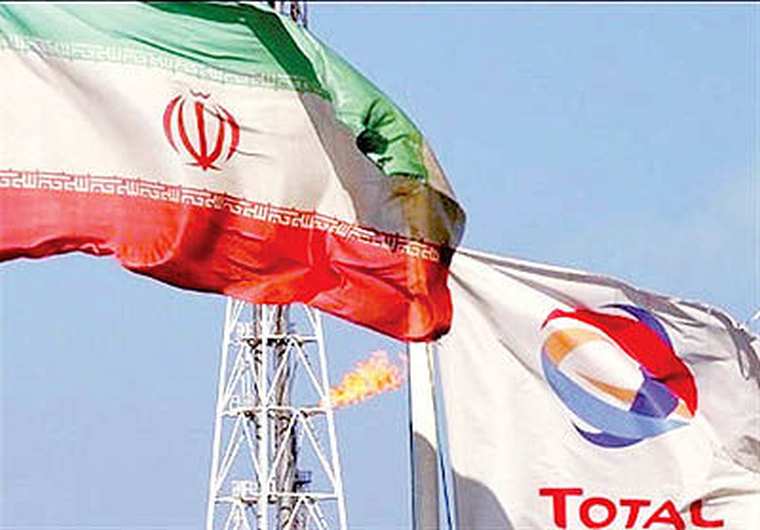 Las banderas de Irán y de la petrolera francesa Total, que tiene una participación en un campo de petróleo iraní