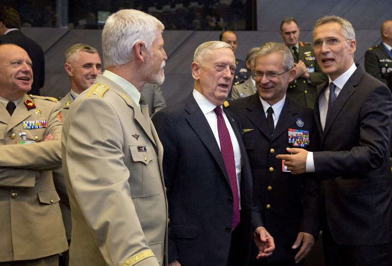 Mattis-al centro-y Stoltenberg