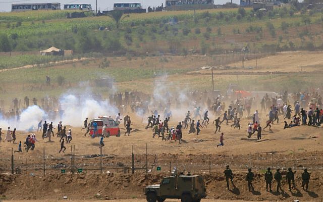 Manifestantes palestinos y soldados israelíes