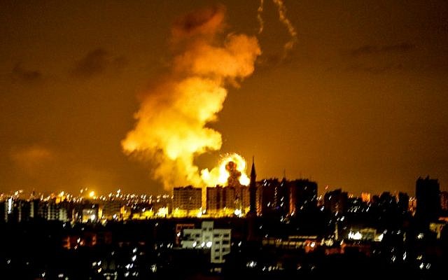 Una explosión en Gaza al bombardear la aviación israelí