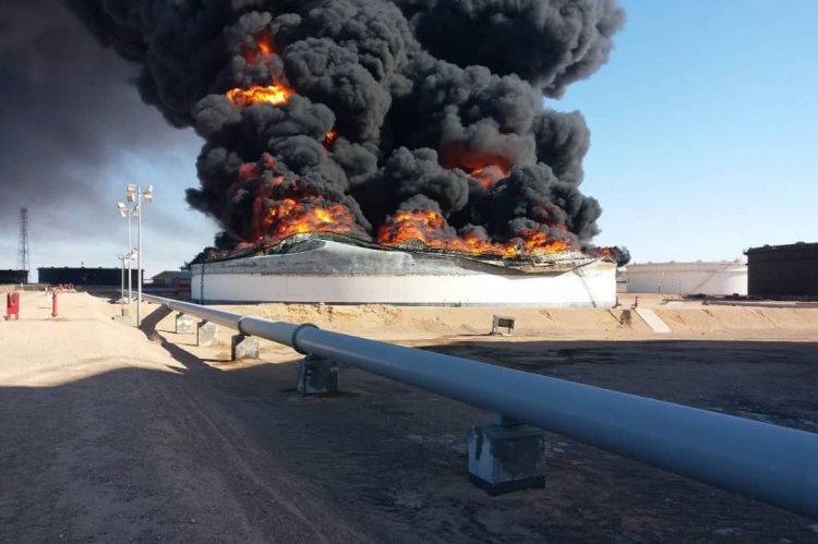 EL petróleo quemándose en Ras Lanuf