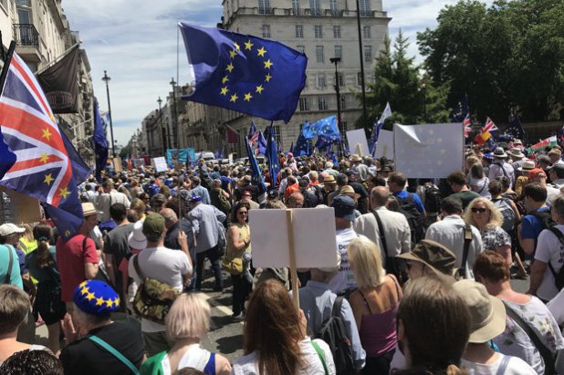 Manifestantes pidiendo un segundo referéndum y permanecer en la Unión Europea