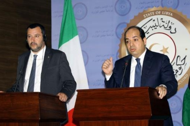 Salvini hoy en Trípoli, Libia, con uno de los líderes de milicias fundamentalistas que gobiernan allí.