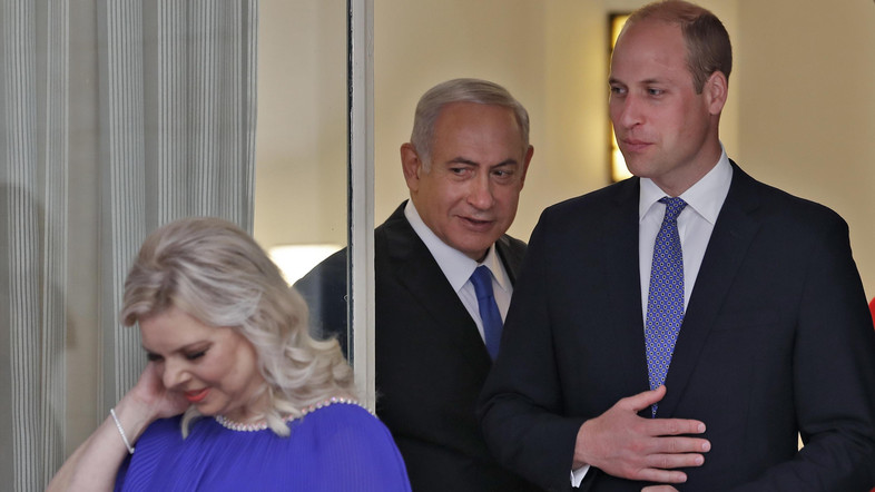 Netanyahu, su esposa y el príncipe.