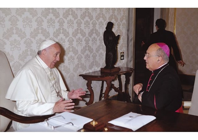 El papa Francisco, jesuita-a la izquierda- con el arzobispo peruano Barreto, ahora cardenal. y también jesuita.