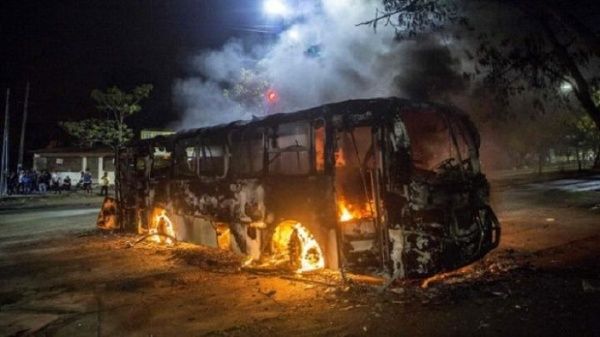 Más de 55 ambulancias, otros vehículos e instalaciones públicas han sido quemados por grupos opositores violentos en Nicaragua.