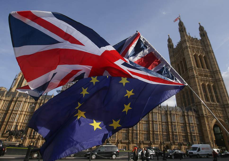 Las banderas británica y europea ante el parlamento británico