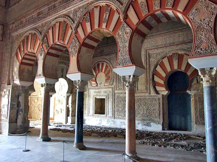 Medina Azahara, cuyo nombre proviene del árabe "medina-tu-sahrá", la ciudad de la flor