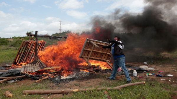 Policía y paramilitares disuelven a tiros retenes en Nicaragua