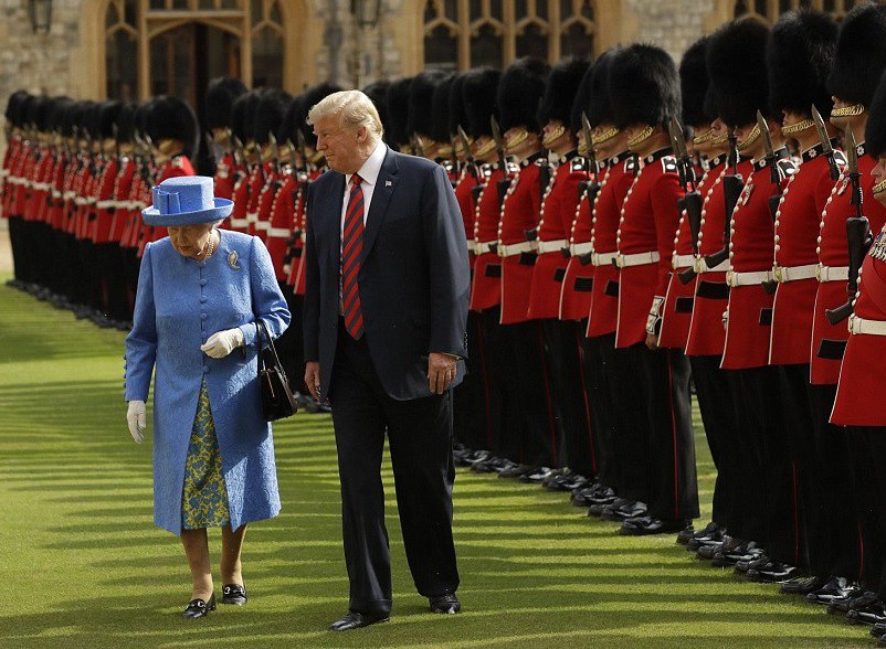 La reina británica Isabel y Trump