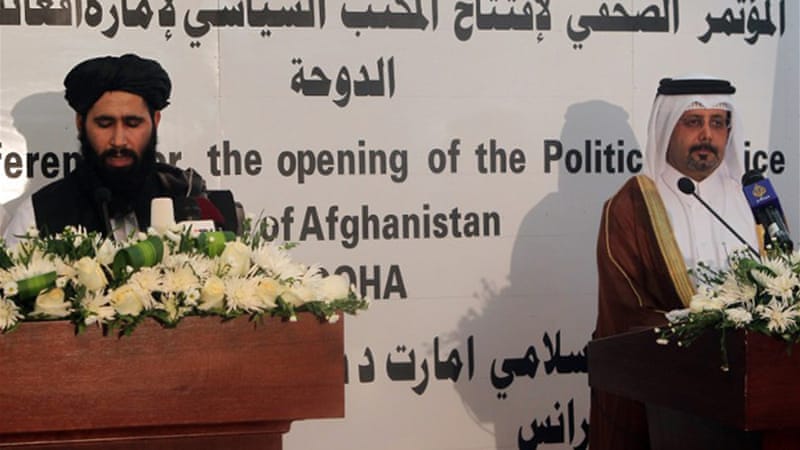 A la izquierda, un representante talibán en Qatar.