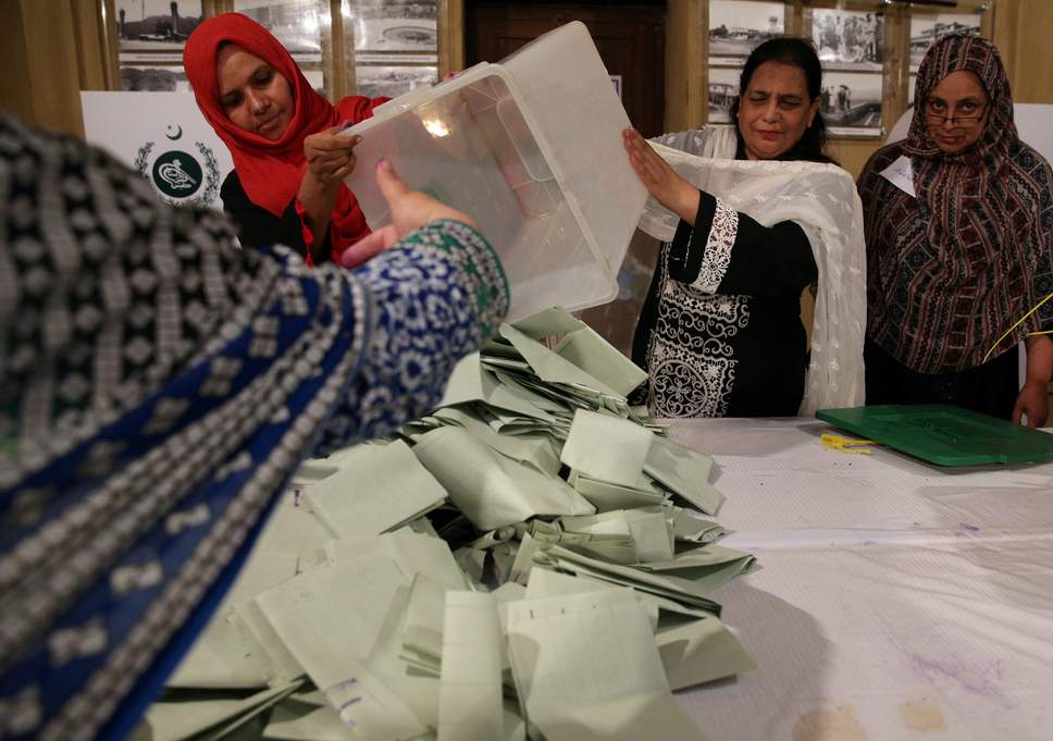 Khan, ganador sin mayoría en cuestionadas elecciones en Pakistán