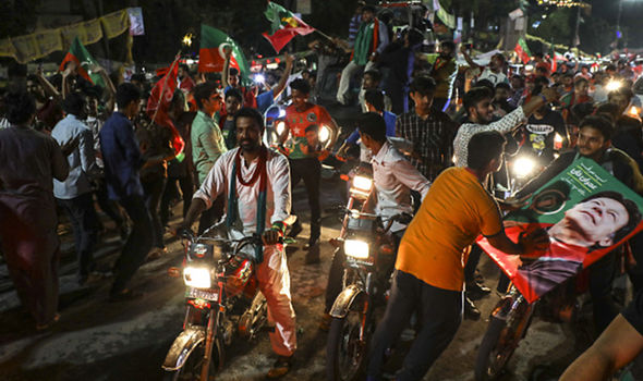 Partidarios de Imran Khan celebrando el resultado