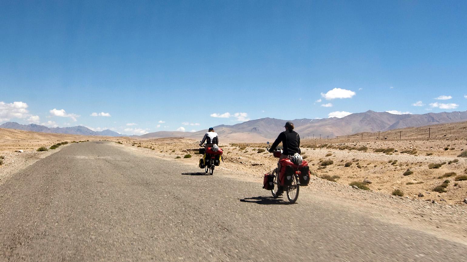 Ciclistas en Tayikistán