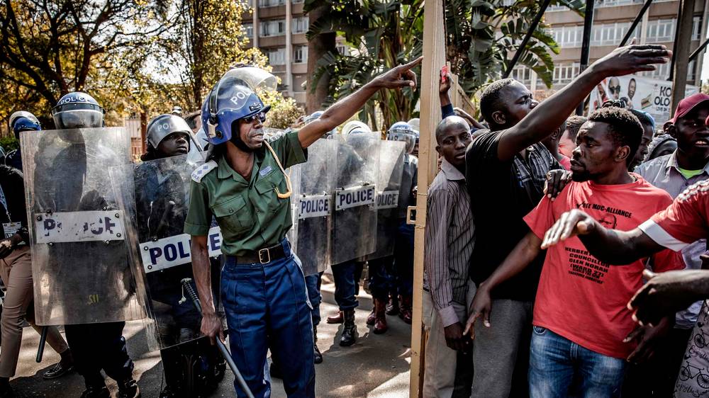 Policías y manifestantes en Zimbabwe