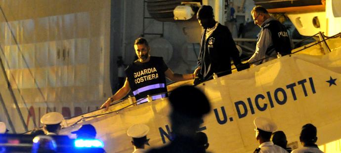 Italia permite que barco con migrantes atraque en Sicilia
