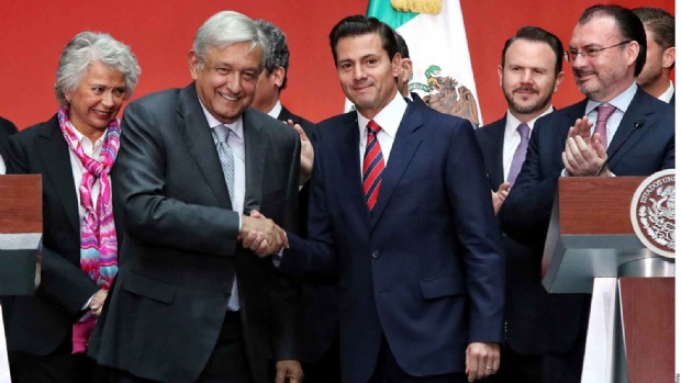 AMLO-a la izquierda-y Peña Nieto