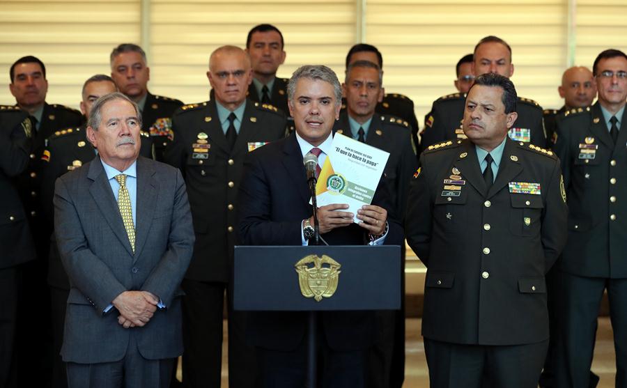 El presidente colombiano, Iván Duque, con oficiales del ejército