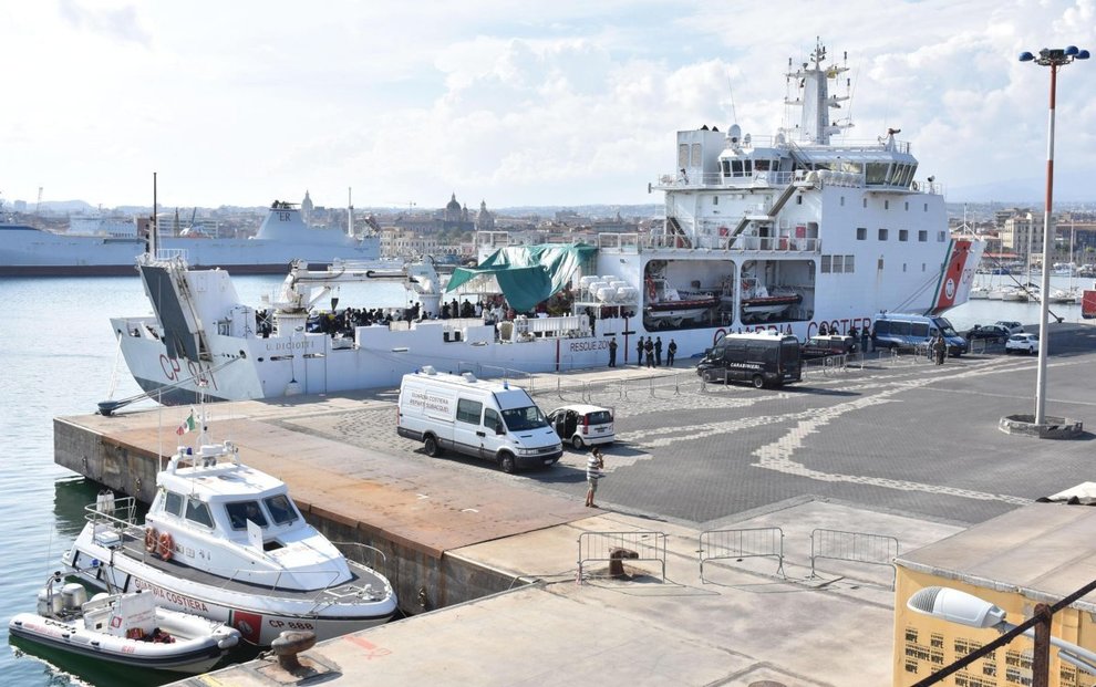 El barco Diciotti en el puerto de Catania