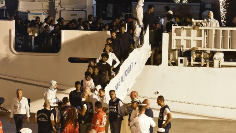 Los inmigrantes desembarcando en Catania, en Sicilia, al sur de Italia.
