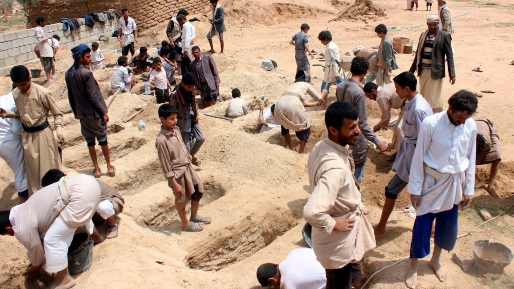 Entierro de niños asesinados por los saudíes en un bombardeo.
