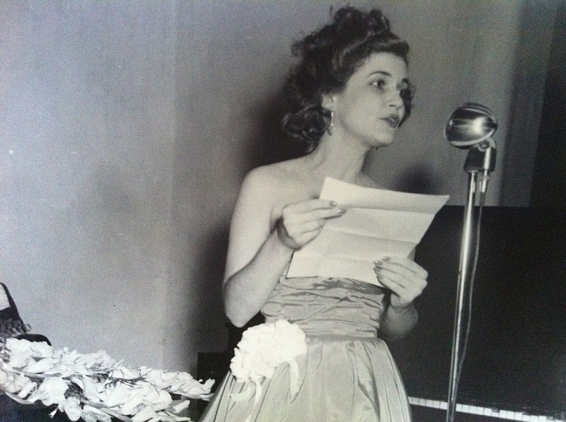 Carilda Oliver leyendo poemas en 1945. Carilda Oliver leyendo poemas en 1945.