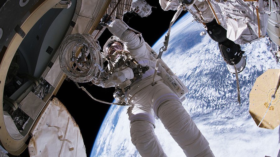 Un astronauta en el exterior de la Estación Espacial Internacional Un astronauta en el exterior de la Estación Espacial Internacional