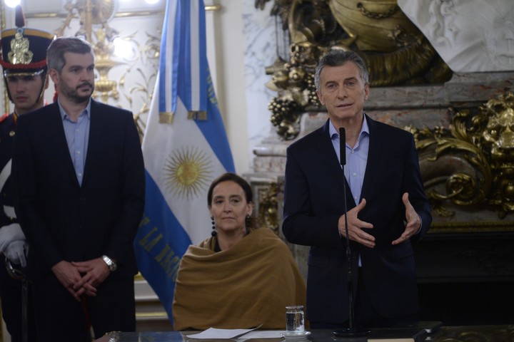 De izquierda a derecha, el jefe de gabinete Marcos Peña, la vicepresidenta Gabriela Michetti y el presidente Mauricio Macri.