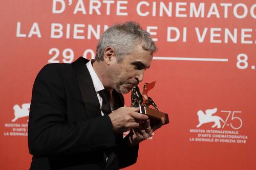Alfonso Cuarón besando el León de Oro
