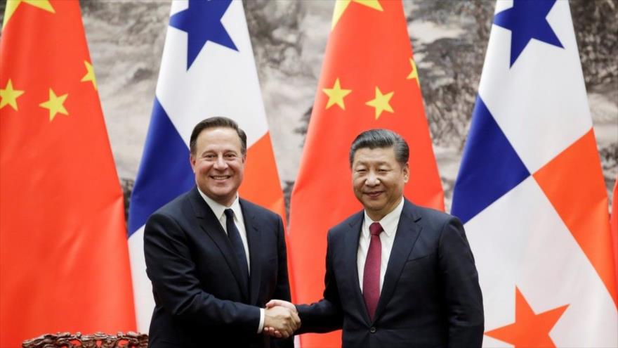 El presidente de Panamá, Juan Carlos Varela-a la izquierda-y el de China, Xi Jinping