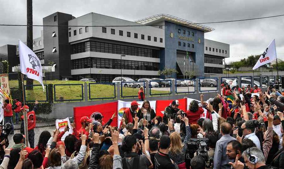 Simpatizantes del PT ante el lugar de detención de Lula