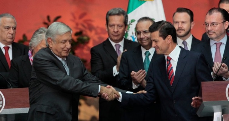 AMLO-a la izquierda-y Peña Nieto. AMLO-a la izquierda-y Peña Nieto.