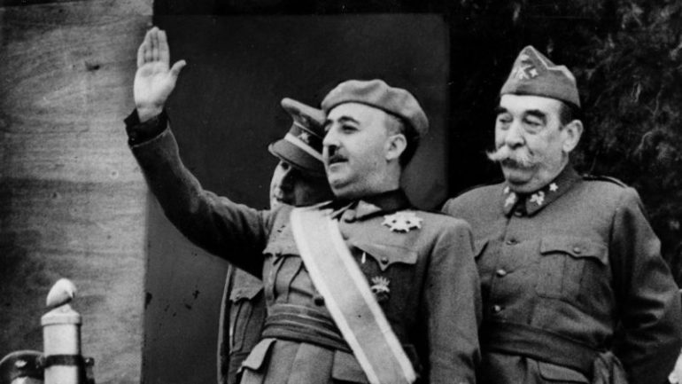 Franco levantando el brazo, en 1937.