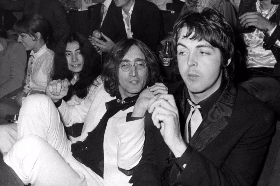 De izquierda a derecha, Yoko Ono, John Lennon y Paul McCartney