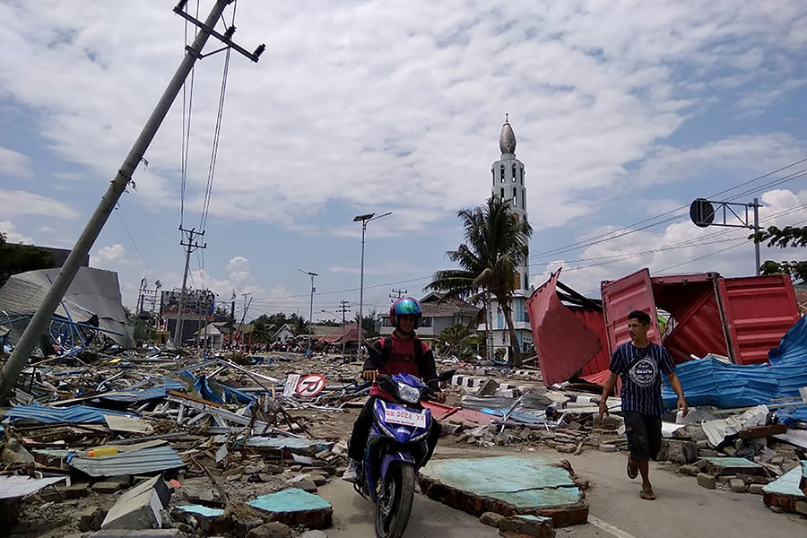 Casi 400 muertos y más de 500 heridos tras terremoto y posterior tsunami en Indonesia