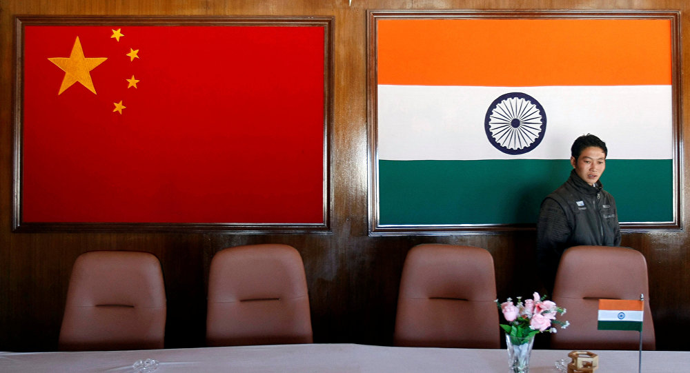 Las banderas de China e India.