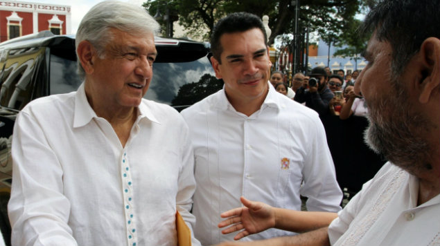 López Obrador, a la izquierda.
