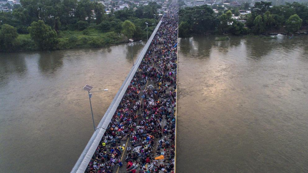Los migrantes en el puente entre Guatemala y México
