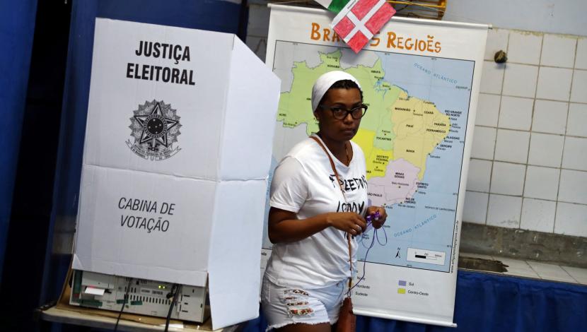 Una mujer votando en Brasil