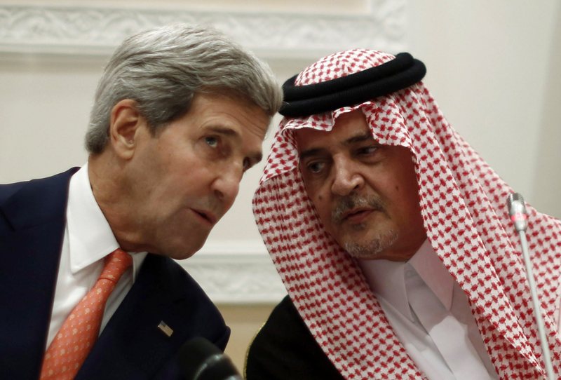 John Kerry-izquierda-y Saud Al Faisal, en Riad