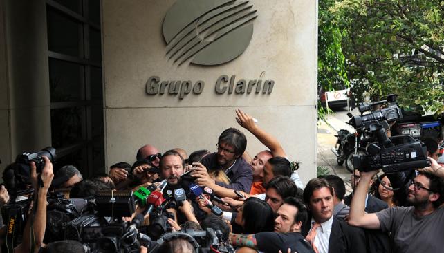 Clarín se adecua bajo protesta a ley de radio y TV en Argentina Clarín se adecua bajo protesta a ley de radio y TV en Argentina