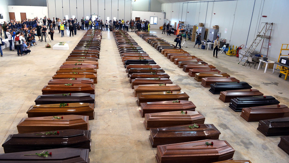 Los ataúdes con los cadáveres de los inmigrantes en Lampedusa