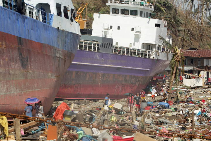 Al menos 10.000 muertos en Filipinas tras el paso del tifón Haiyan, según las autoridades