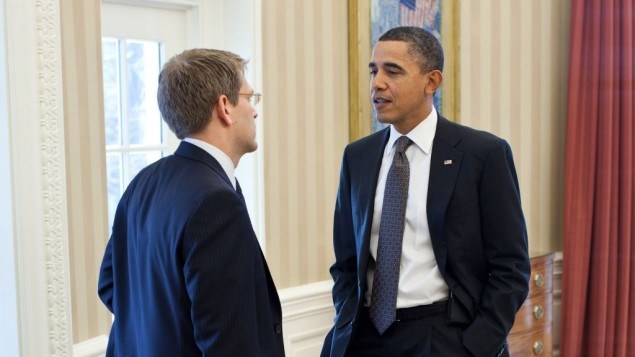 Barak Obama, a la derecha, hablando con el portavoz de la casa blanca, Jim Carney