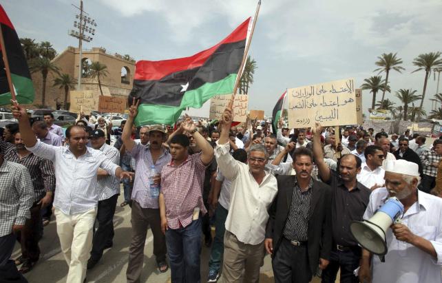 Manifestantes contra las milicias en Trípoli, Libia